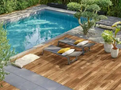 découvrez l'élégance et le confort d'une terrasse en bois autour de votre piscine. transformez votre espace extérieur en un véritable havre de paix, idéal pour le repos et les moments de détente en famille ou entre amis. optez pour des matériaux durables et esthétiques qui s'intégreront parfaitement à votre environnement.