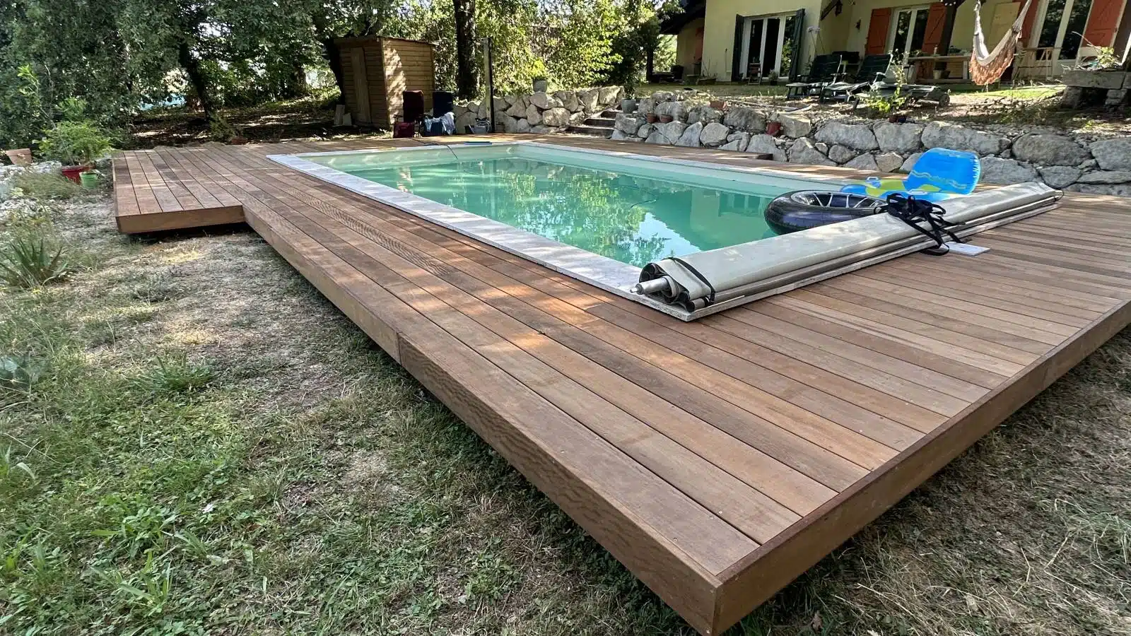 découvrez comment sublimer votre espace extérieur avec une terrasse en bois autour de votre piscine. idéale pour la détente, les apéritifs entre amis ou les moments en famille, cette combinaison allie esthétisme et fonctionnalité pour profiter pleinement de l'été.