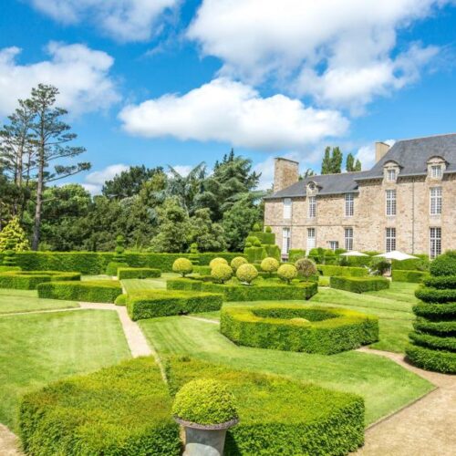 découvrez le château de la ballue, un chef-d'œuvre de l'architecture du xviie siècle situé en bretagne. explorez ses jardins à la française classés, ses allées majestueuses et plongez dans l'histoire captivante de ce monument fascinant. parfait pour une visite en famille ou une escapade romantique.